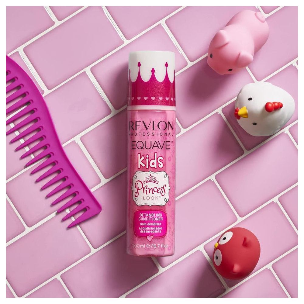 Flacon rose avec bouchon blanc. Inscription: Revlon Equave Kids Princess Look. Démêlant. Avec jouets.