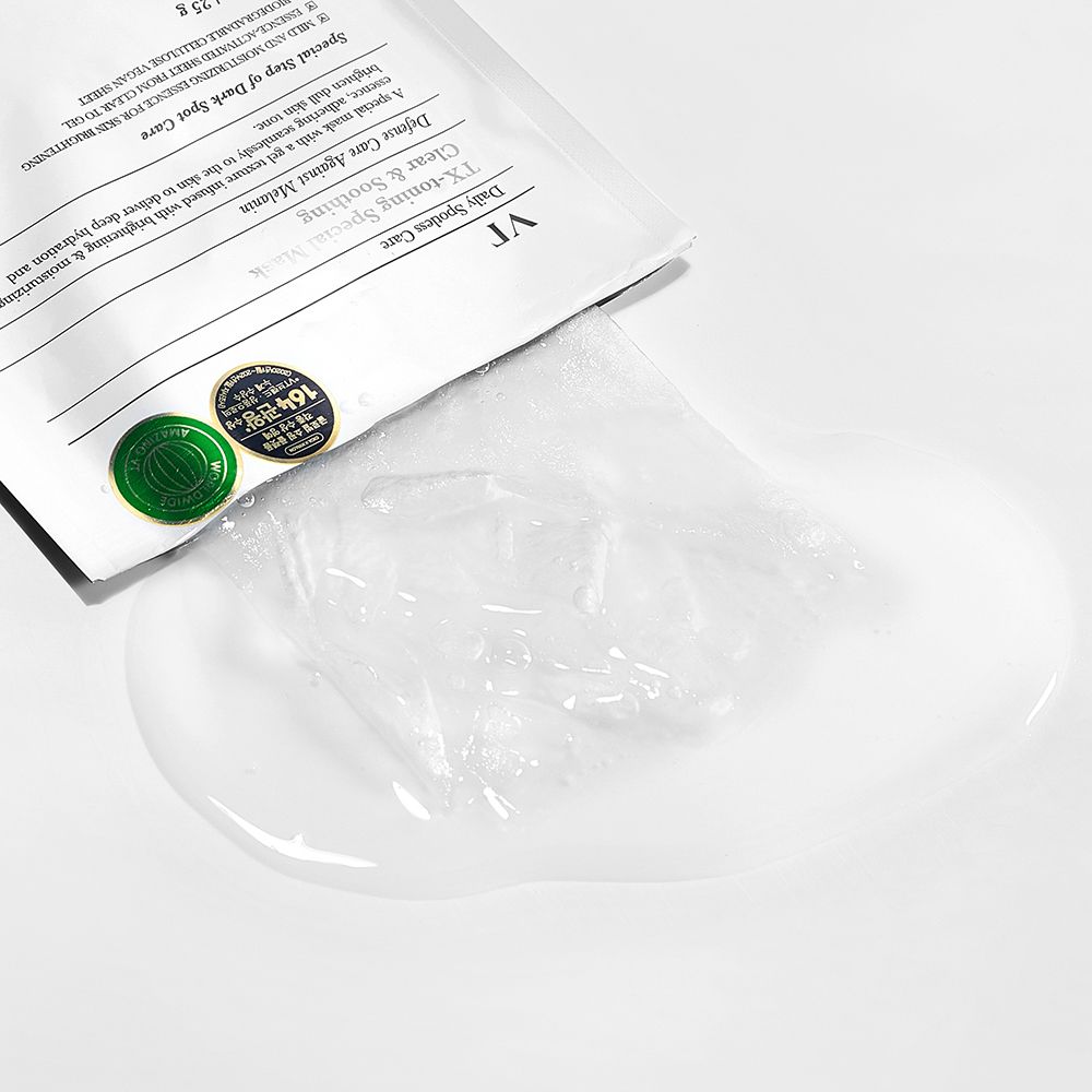 Zakje met masker en vloeistof. Masker en vloeistof op witte achtergrond. Huidverzorgingsproduct.