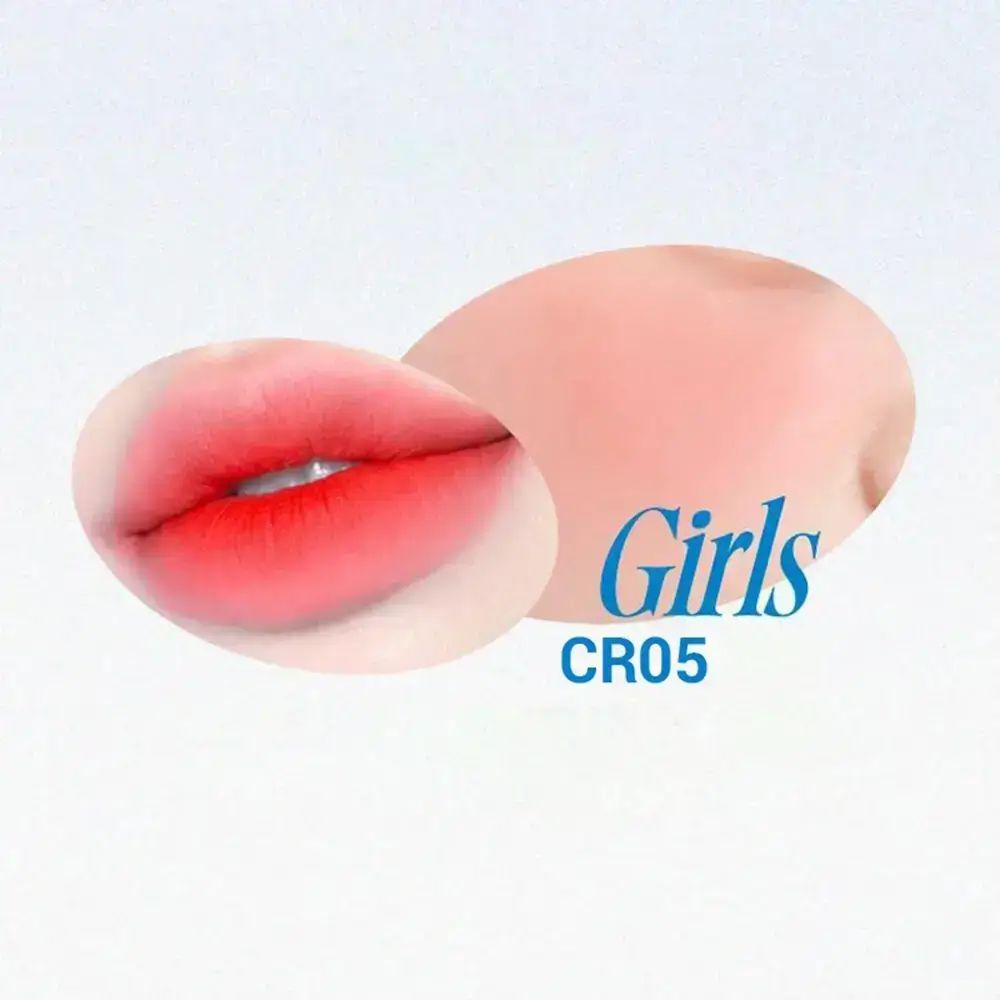 Lippen en wangen met rode tint. Tekst: Girls CR05.
