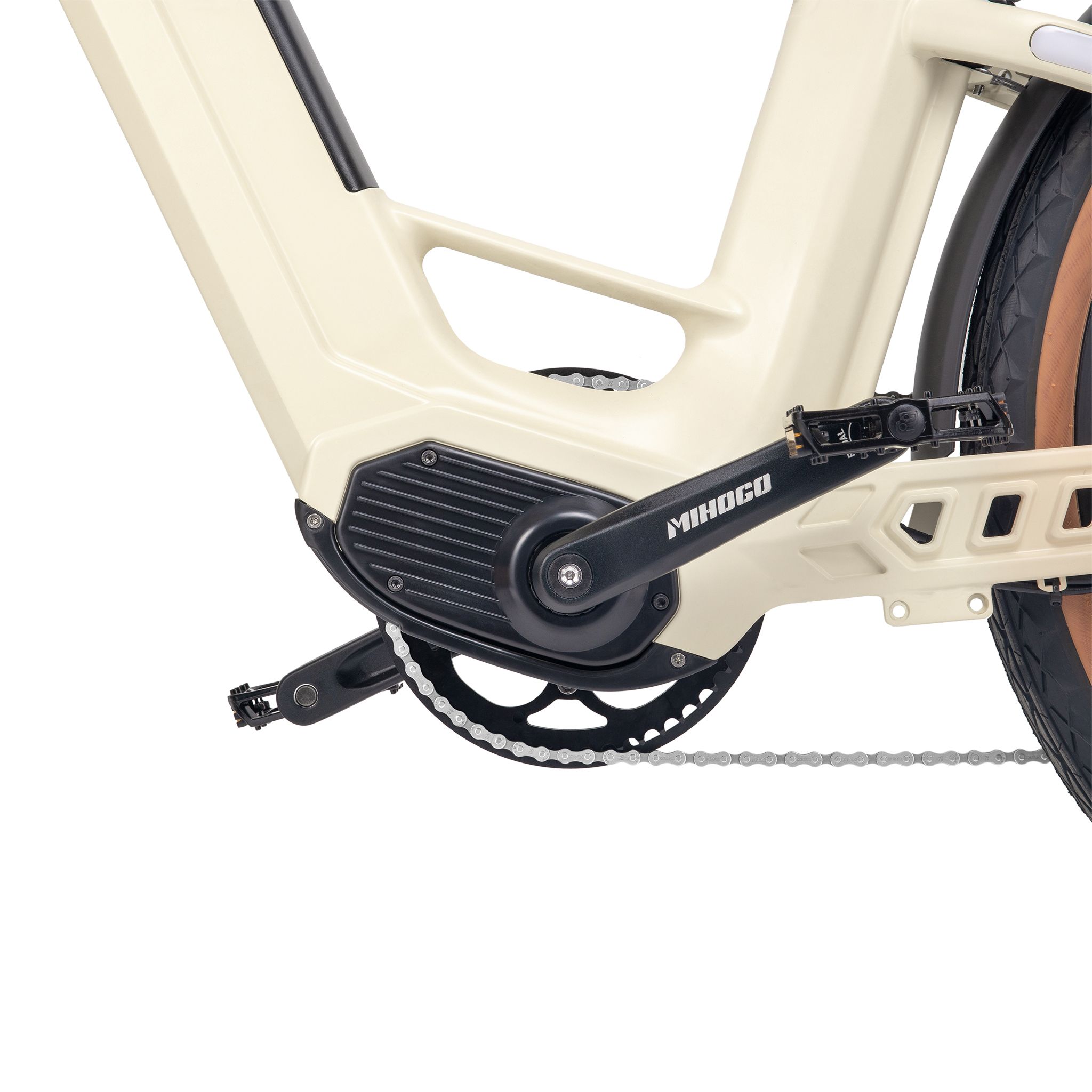 Close-up van de trapas van een e-bike. Zwarte crank, MIHOGO-logo en tandwiel.