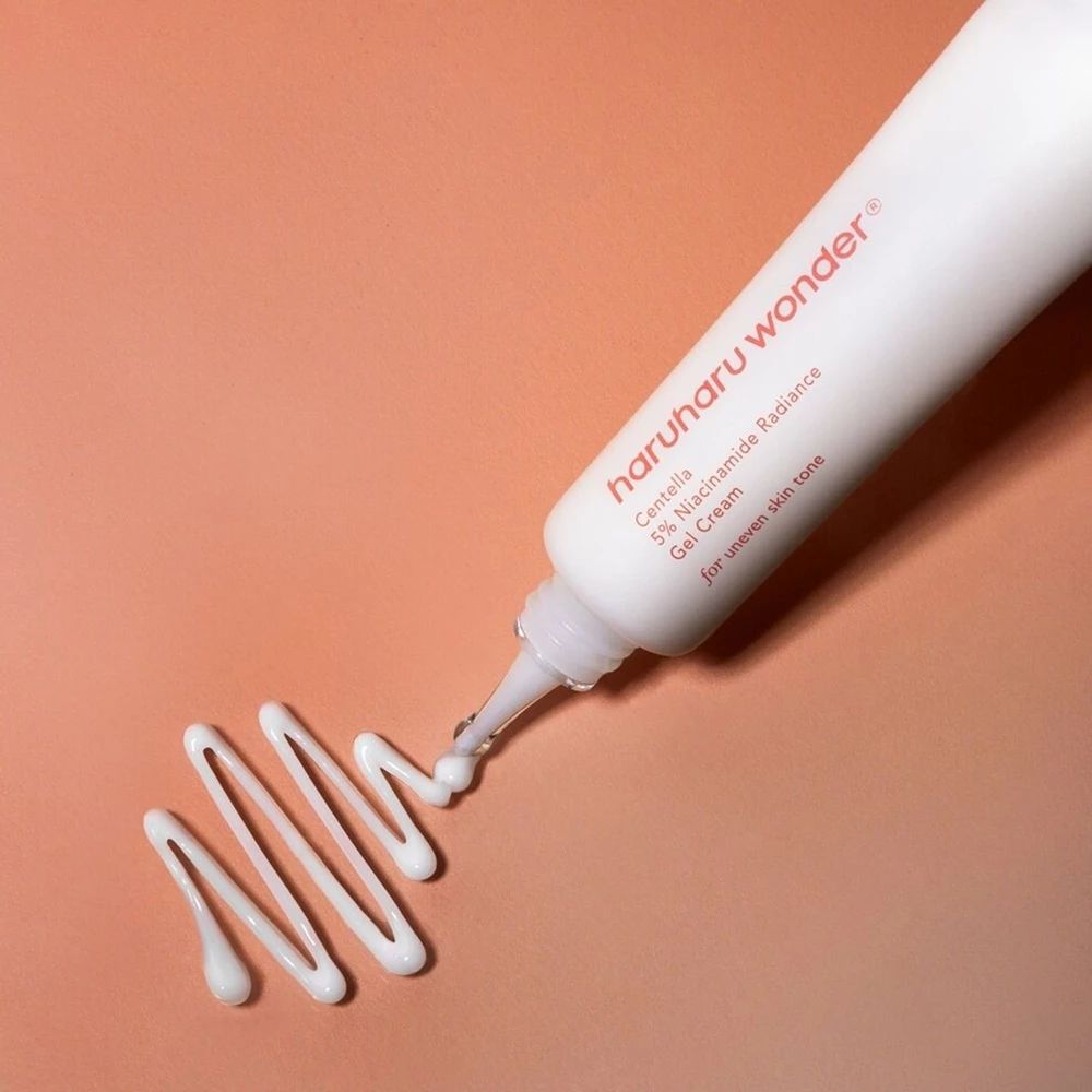 Tube blanc, produit pressé. Texte : haruharu wonder, Centella 5% Niacinamide Radiance Gel Cream. Sur fond rose.