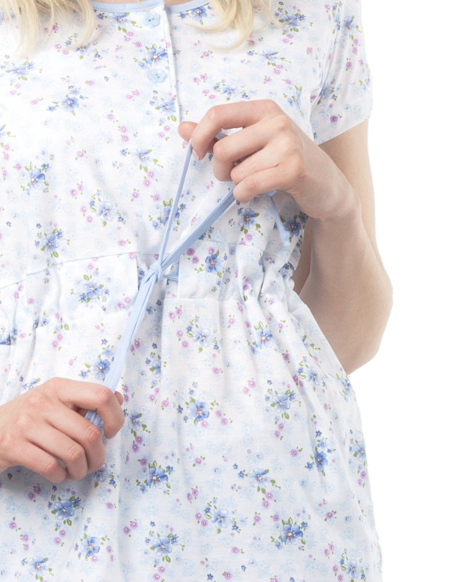 Haut de pyjama d'allaitement bleu clair à motifs floraux. Ouvert devant, avec cordon de serrage.