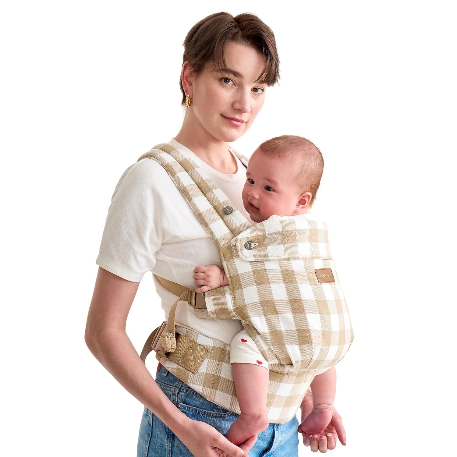 Babydrager met leisteen-ruitpatroon, gedragen door een vrouw met baby.