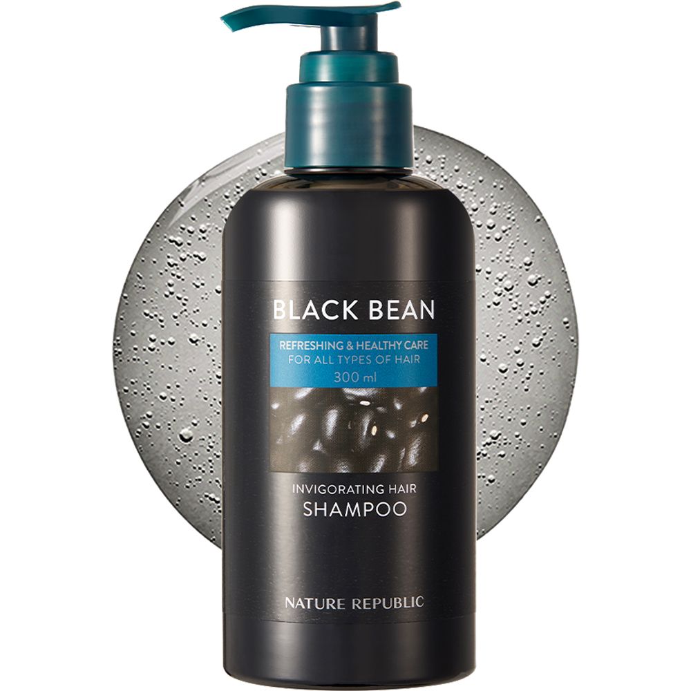 Flacon de shampooing noir avec pompe. Texte : Black Bean, Invigorating Hair Shampoo, Nature Republic. Fond avec effet eau.