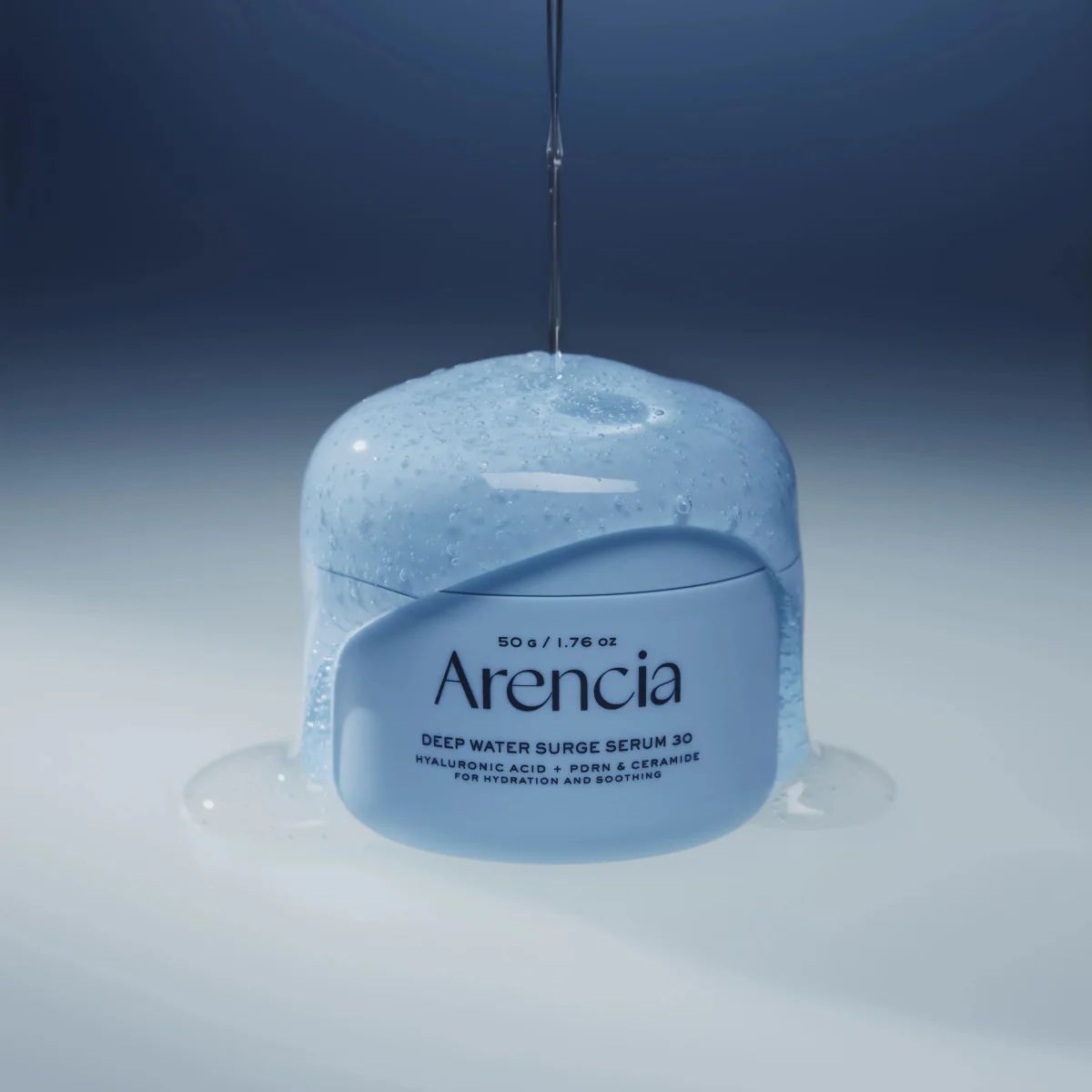 Lichtblauwe fles met opschrift 'Arencia Deep Water Surge Serum 30'. 50g / 1.76 oz. Hyaluronzuur + Poria & Ceramiden.