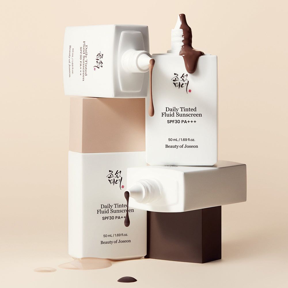 Drie flessen BEAUTY OF JOSEON Daily Tinted Fluid Sunscreen SPF30 PA+++, één met lekkende zonnebrandcrème.