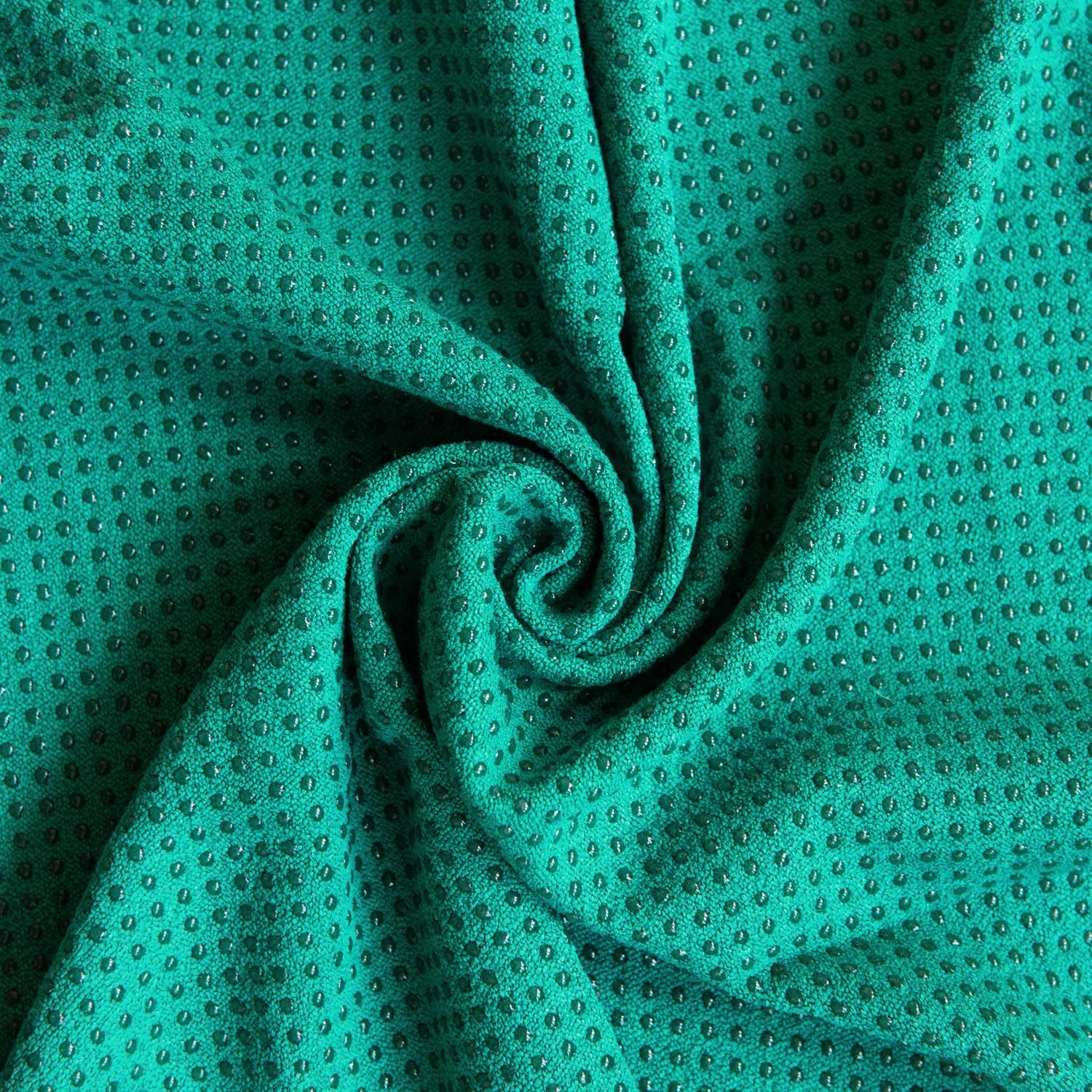 Serviette de yoga verte avec motif à picots. Gros plan sur la surface.