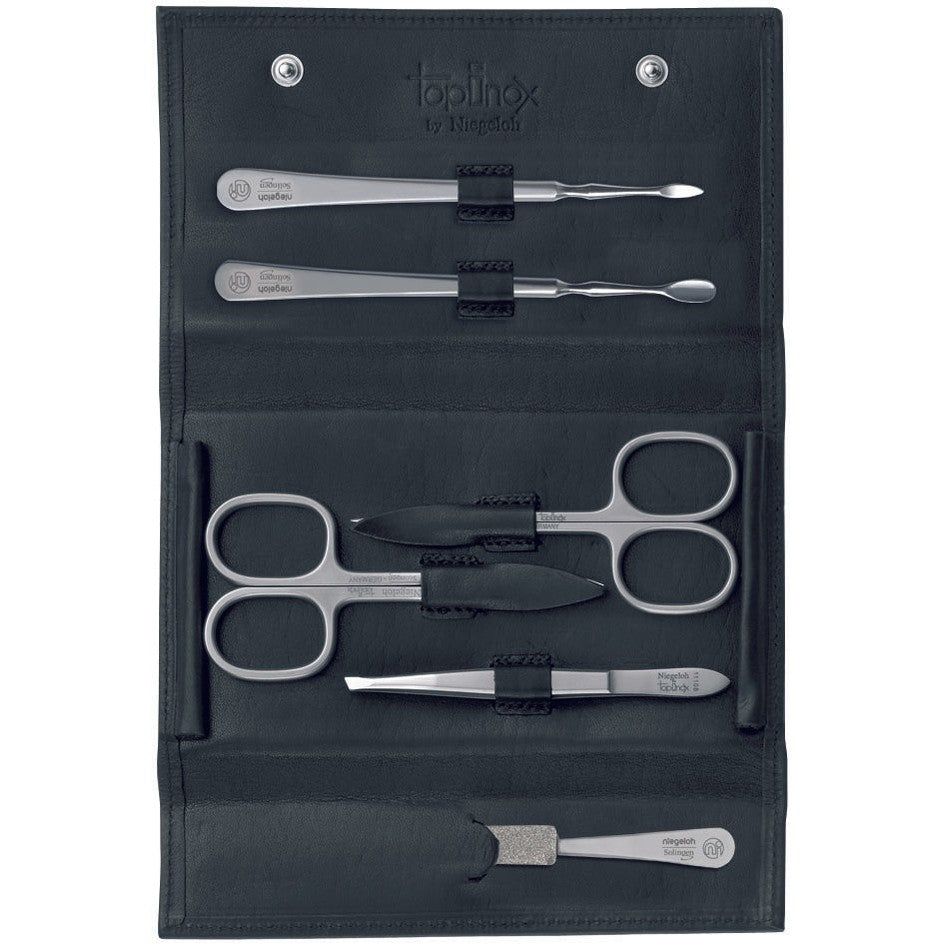 Étui noir contenant des outils de manucure. Ciseaux à ongles, pince à épiler, lime à ongles et deux autres outils. Marque : topinox by Niegeloh.