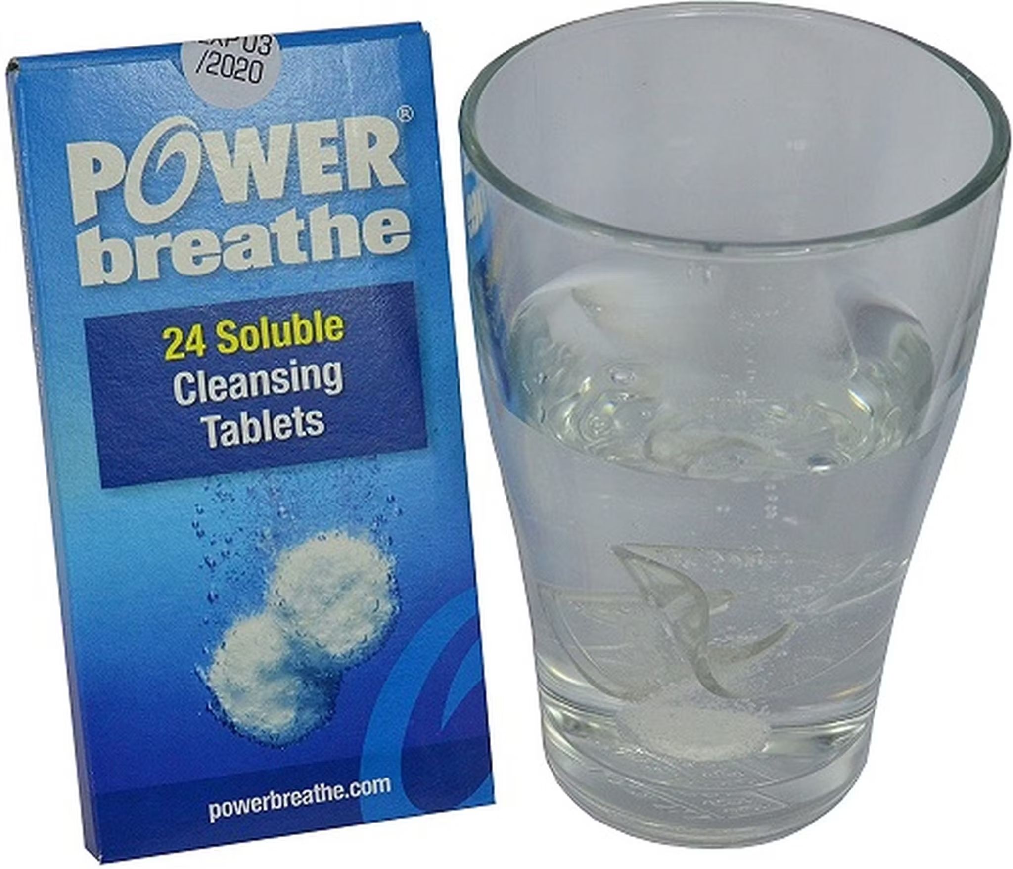 Doosje PowerBreathe reinigingstabletten en een glas water met een tablet.