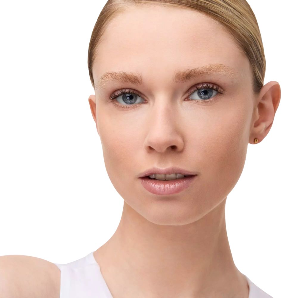 Portrait d'une femme à la peau claire et aux cheveux blonds. Elle regarde directement l'appareil photo.