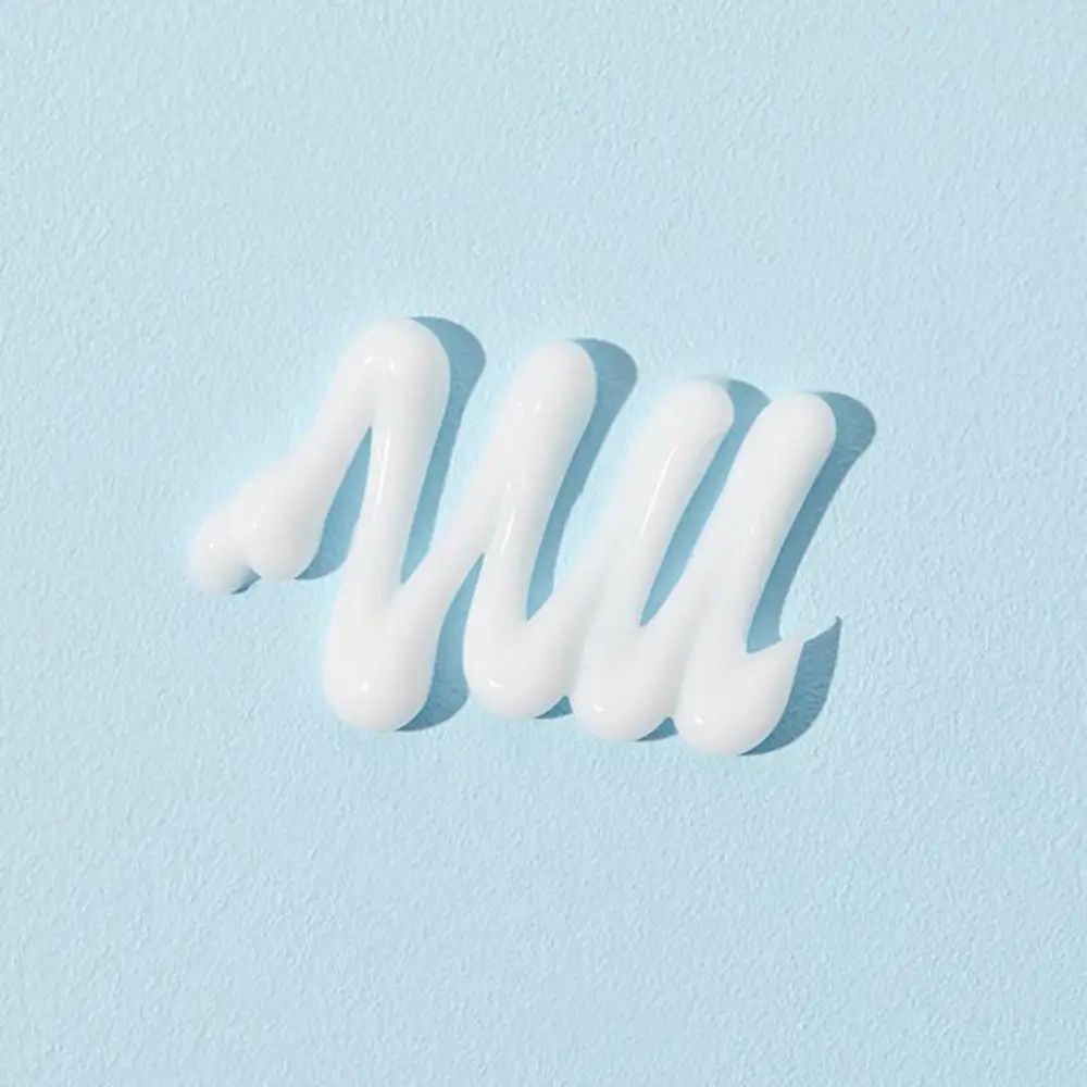 Witte crème strepen op blauwe achtergrond.