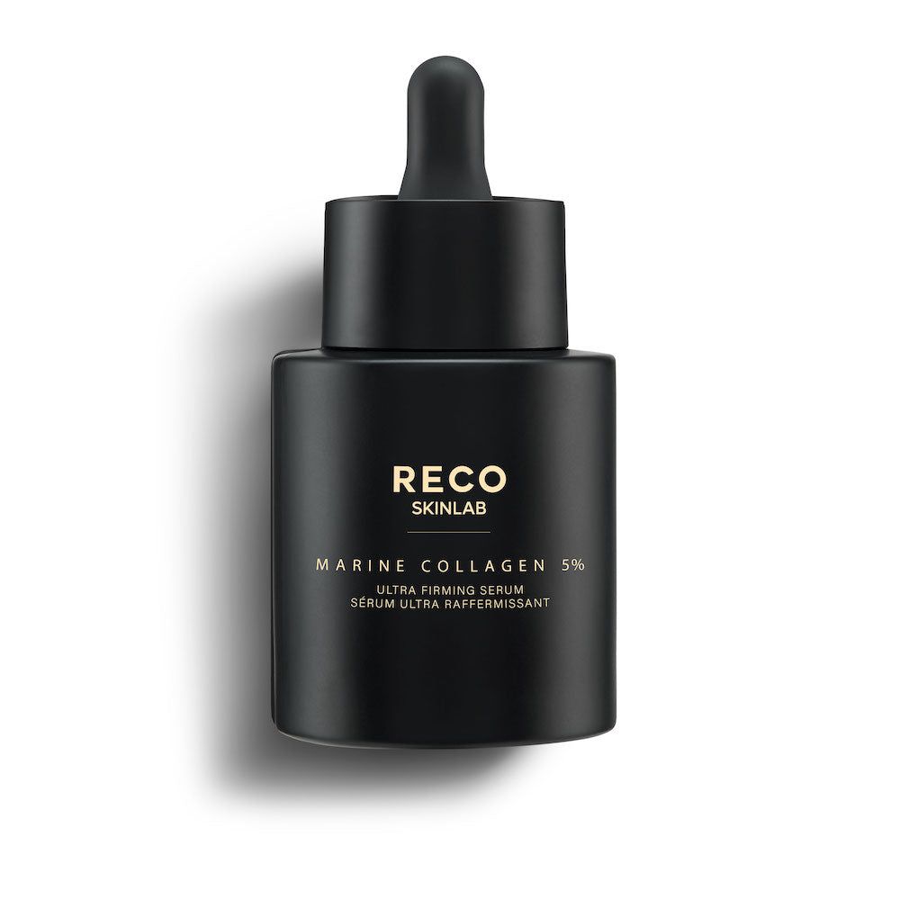 Zwarte fles met pipet. Opschrift: RECO SKINLAB, MARINE COLLAGEN 5%, ULTRA FIRMING SERUM, SÉRUM ULTRA RAFFERMISSANT.