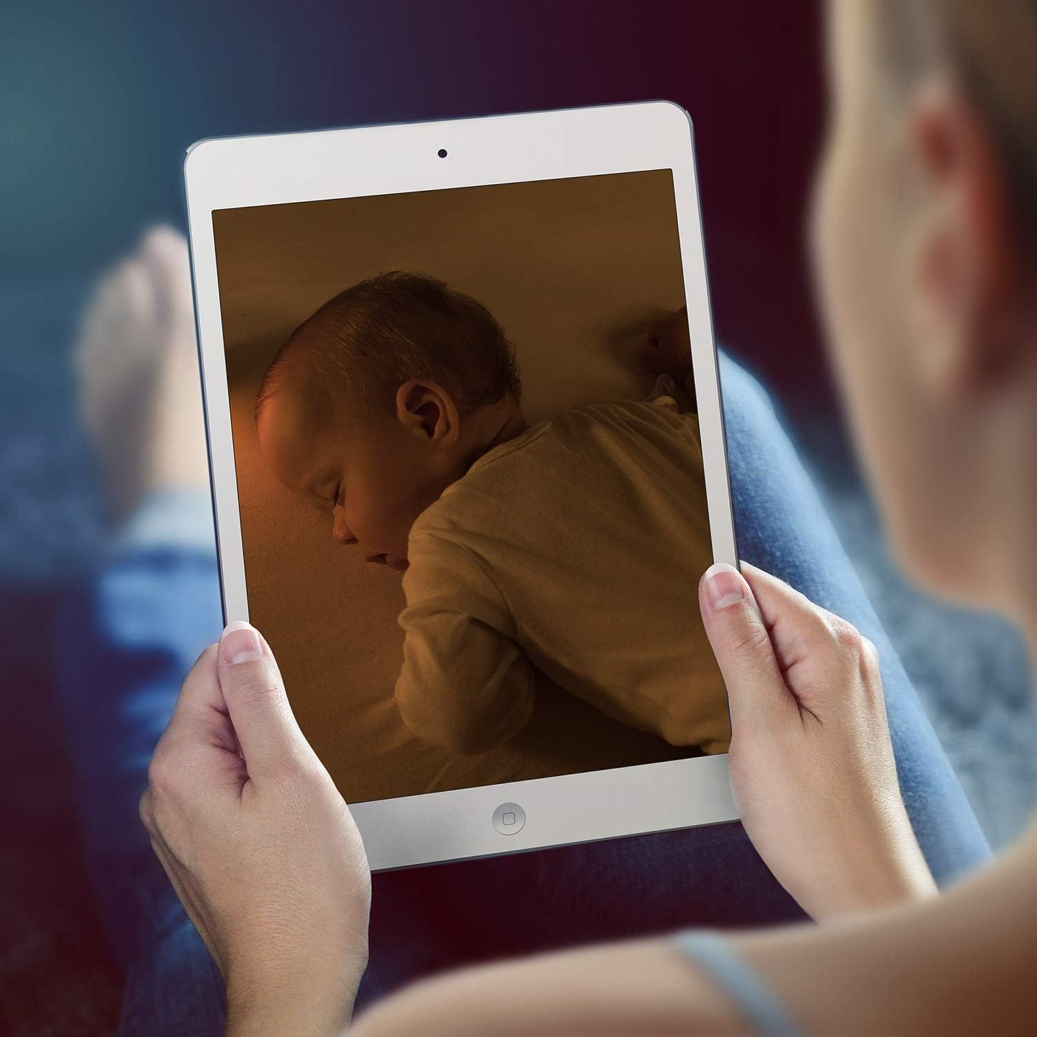 Un bébé dort sur l'écran d'une tablette.