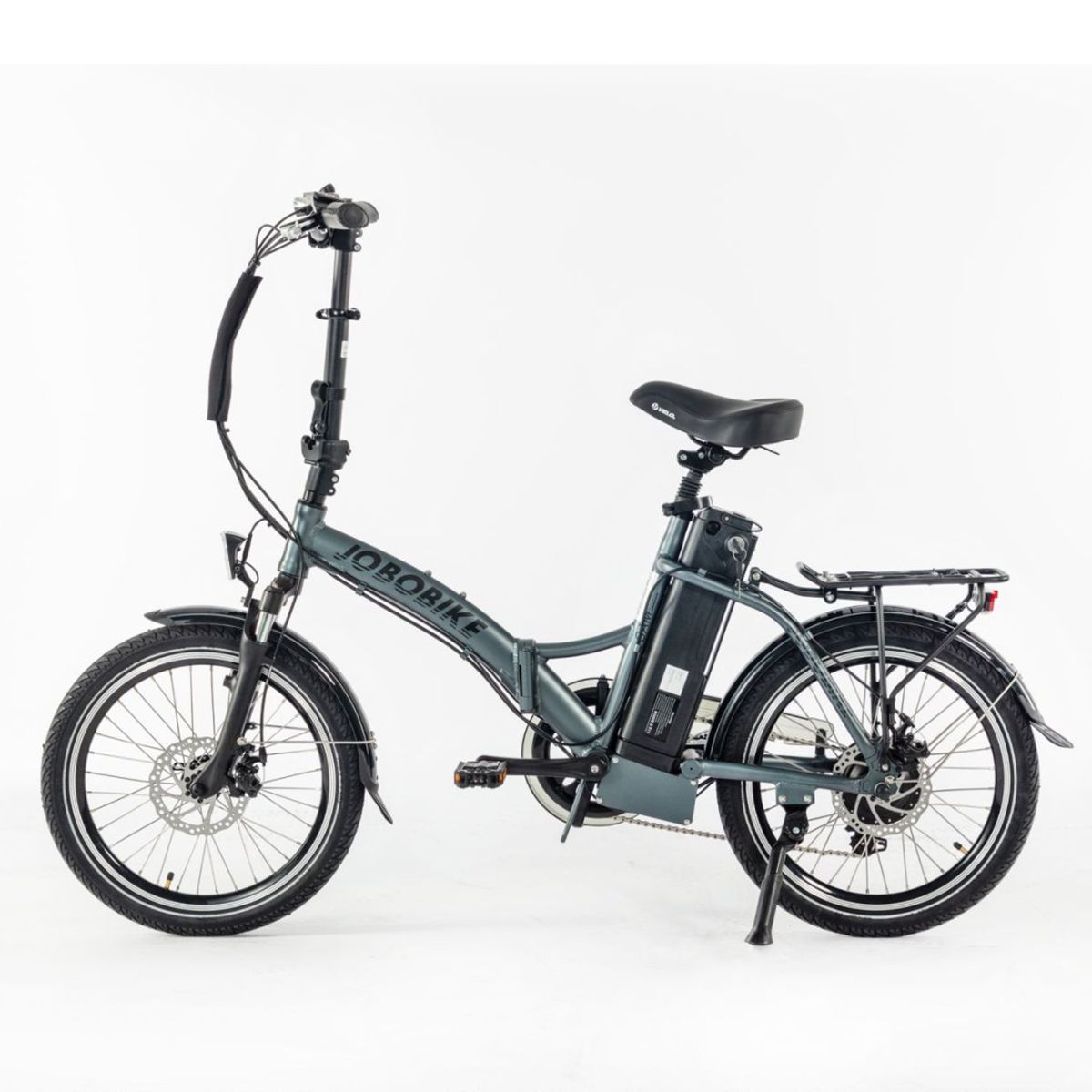 Vélo électrique pliable JOBOBIKE SAM gris. Avec porte-bagages, garde-boue et selle noire. Batterie sur cadre.
