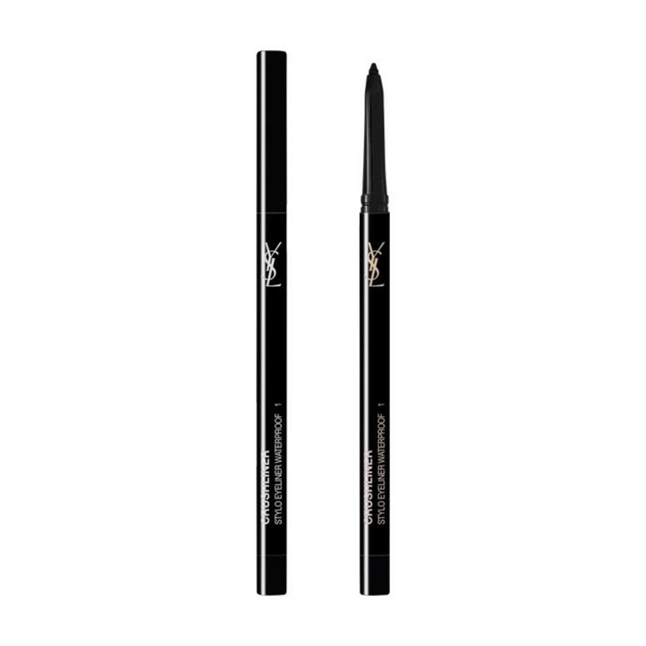 Twee zwarte Yves Saint Laurent Crushliner Stylo WP 1 eyeliners. Op witte achtergrond.