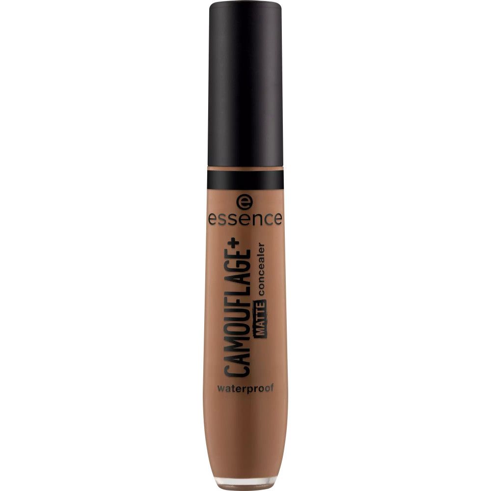 Tube de correcteur brun avec bouchon noir. Inscription: CAMOUFLAGE+ matte concealer, waterproof. Marque: essence.