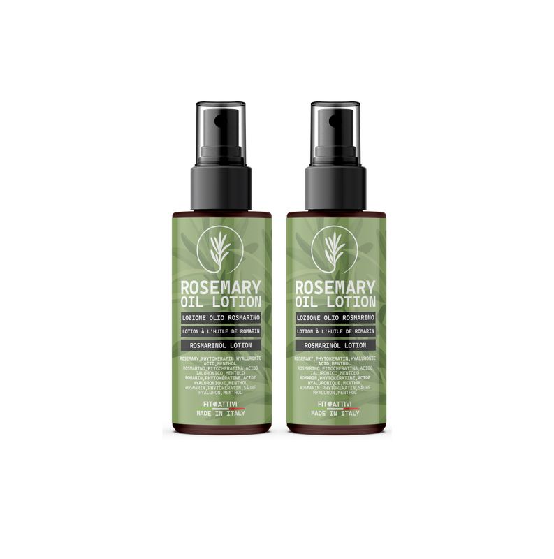 Twee flessen met zwarte sproeikop en groen etiket. Opschrift: Rosemary Oil Lotion. Gemaakt in Italië.
