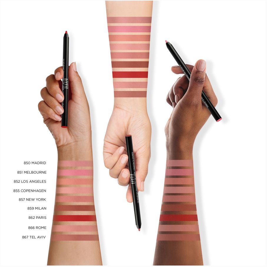 Trois mains montrent des crayons à lèvres et des échantillons de couleurs. Inscription "Selfie Lip Liner" et noms de couleurs.