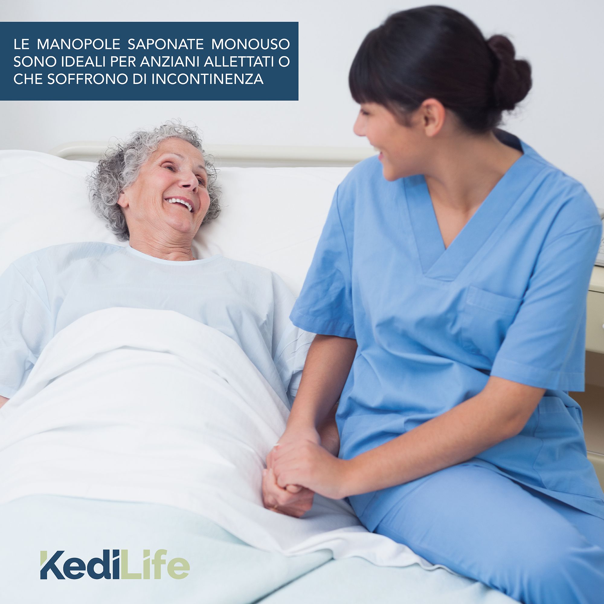 Oudere vrouw in bed verzorgd door een verpleegster. Tekst: Wegwerp washandjes zijn ideaal voor ouderen. Merk: KediLife.