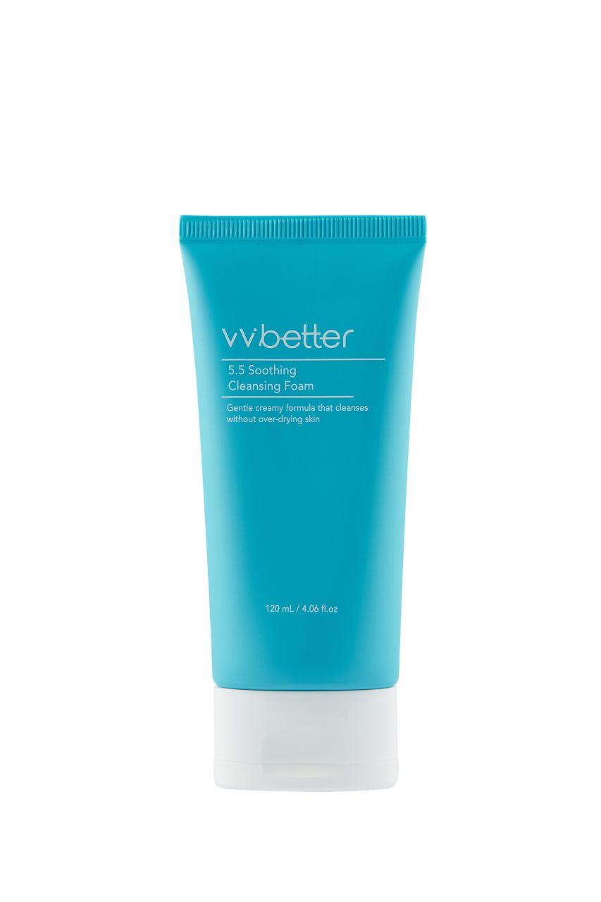 Tube bleu turquoise avec bouchon blanc. Inscription : vvbetter, 5.5 Soothing Cleansing Foam. Volume : 120 ml.