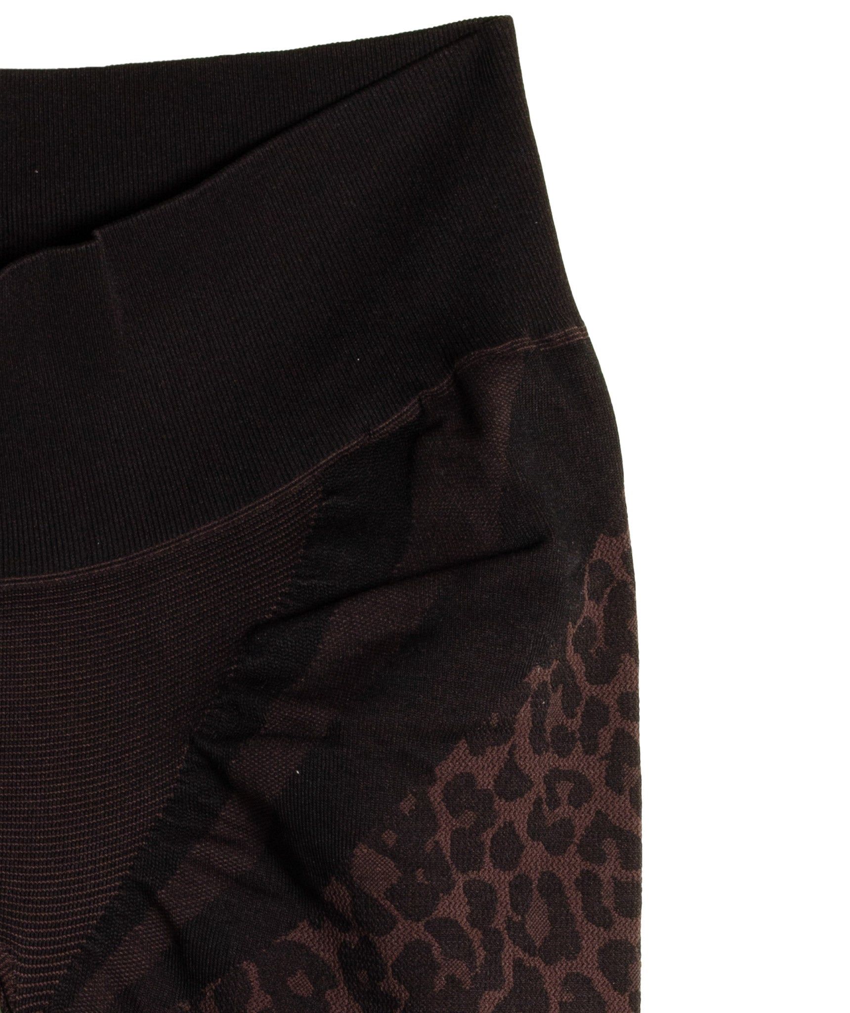 Détail du legging marron à imprimé léopard, taille haute noire.