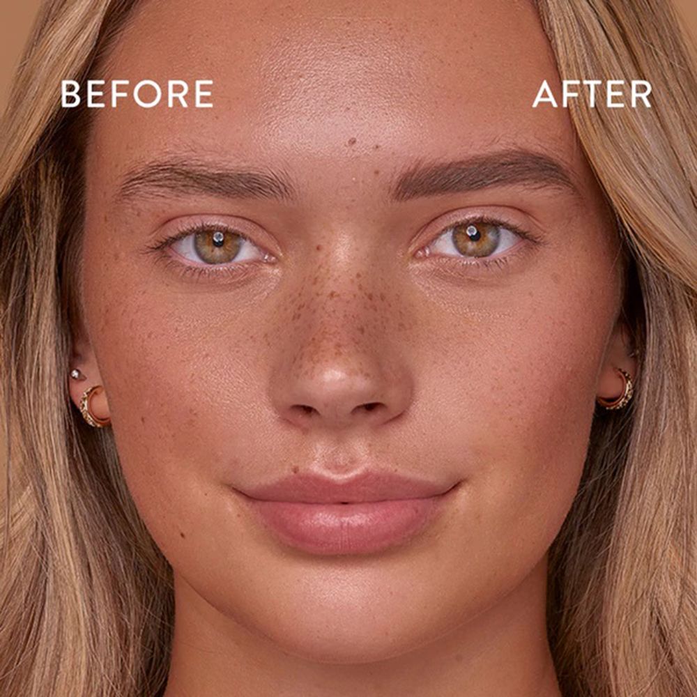 Gezicht van een vrouw met wenkbrauwen, gelabeld met "VOOR" en "NA".