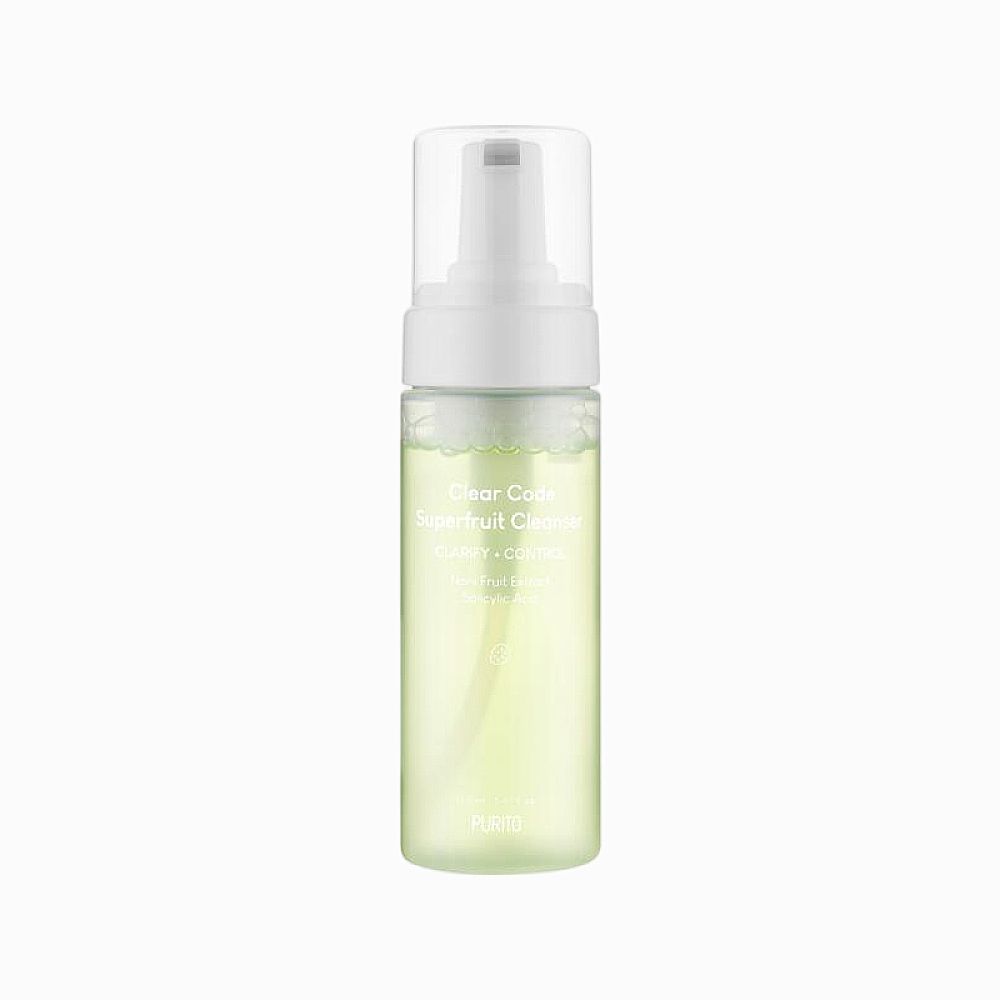 Flacon transparent avec pompe blanche. Nom du produit "Clear Code Superfruit Cleanser" visible.