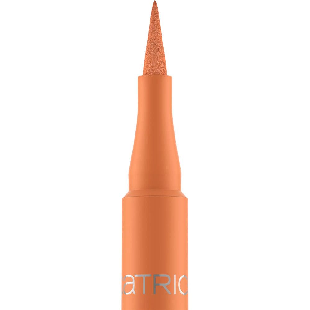 Gros plan sur l'applicateur d'un eyeliner orange. L'applicateur est pointu.