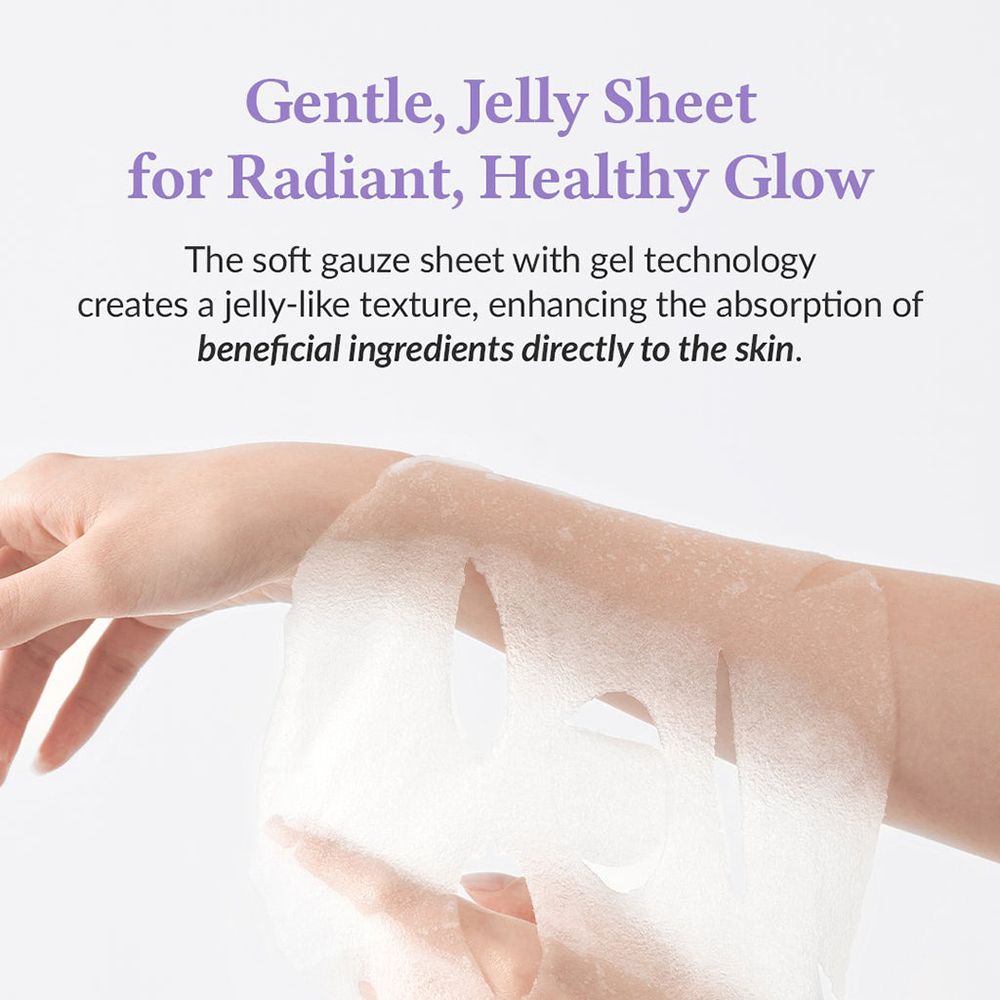 Een hand houdt een sheetmasker met geltextuur vast.