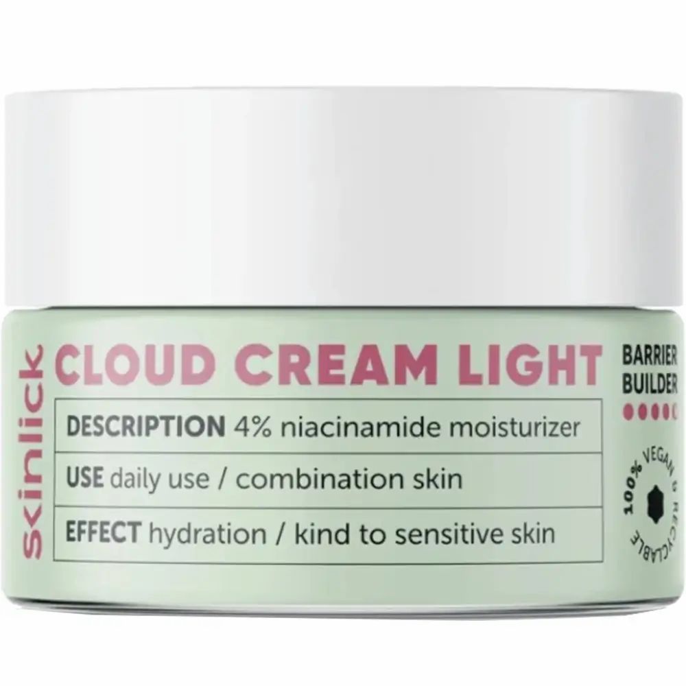 Pot de crème avec couvercle blanc. Inscription: Cloud Cream Light, Description: hydratant 4% niacinamide. Vegan.