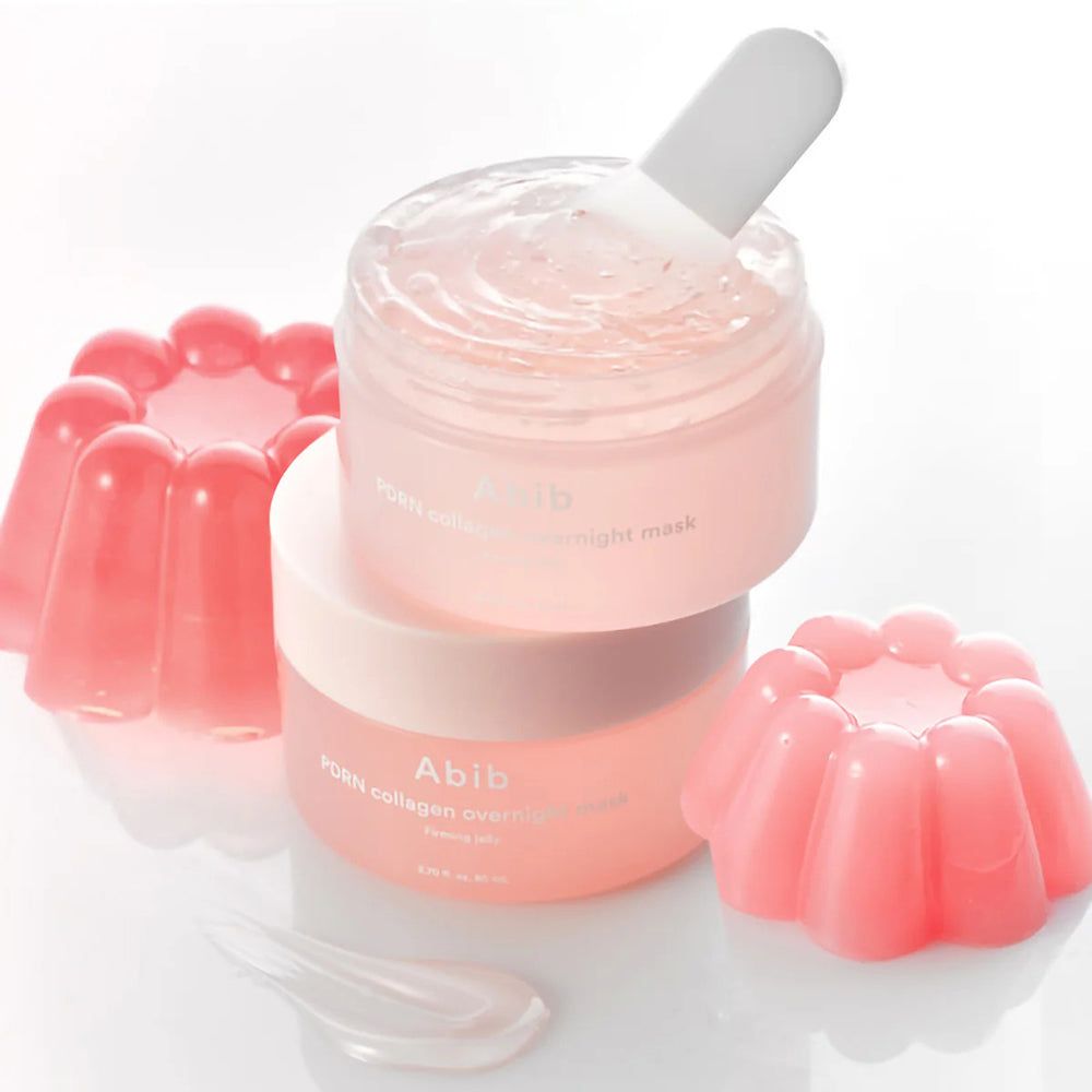Twee roze potjes nachtmasker, één met spatel. Twee roze gelei-vormen ernaast.