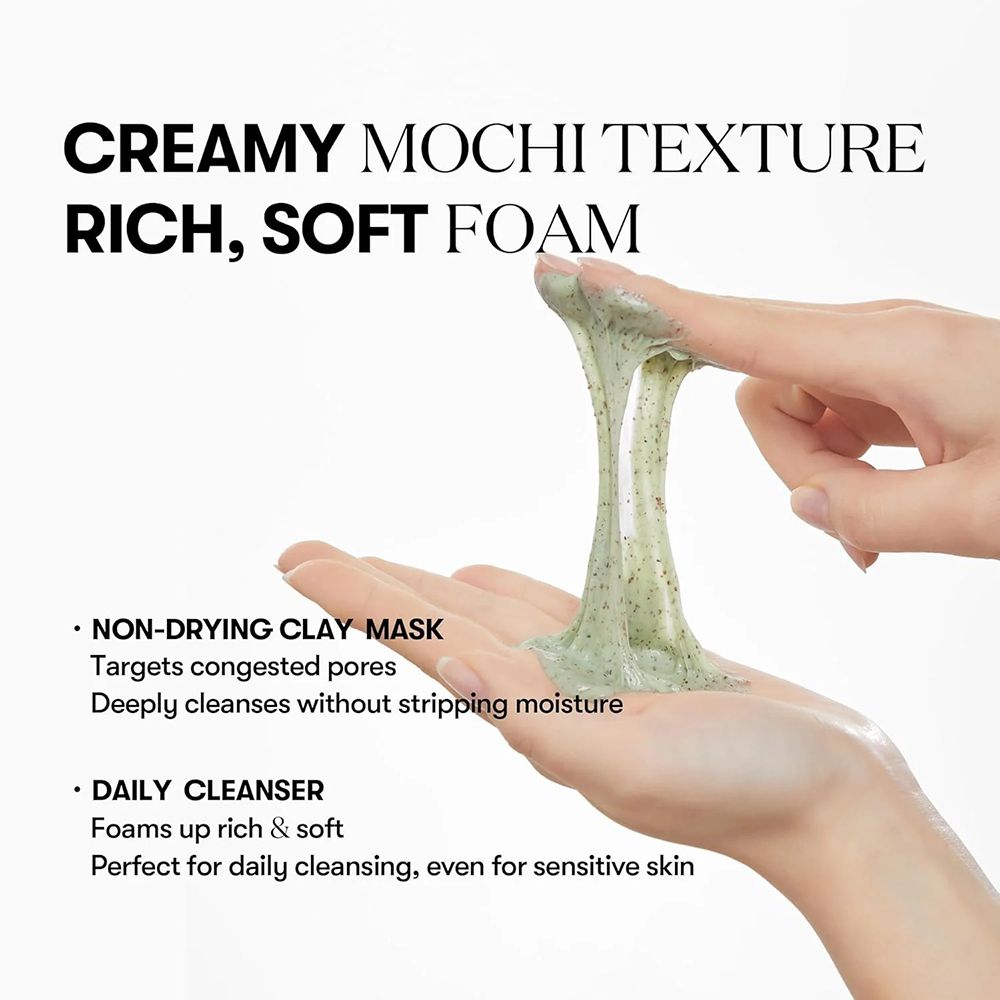 Mains tenant une substance verte gélifiée. Texte: Creamy Mochi Texture, Rich, Soft Foam. Non-drying Clay Mask, Daily Cleanser.