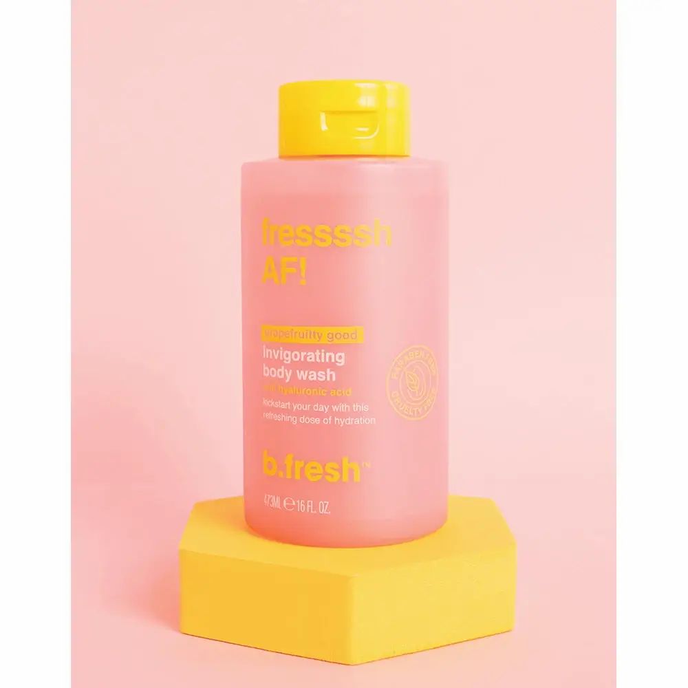 Roze fles met gele dop op gele zeshoek. Opschrift: fressssh AF!, invigorating body wash, b.fresh.