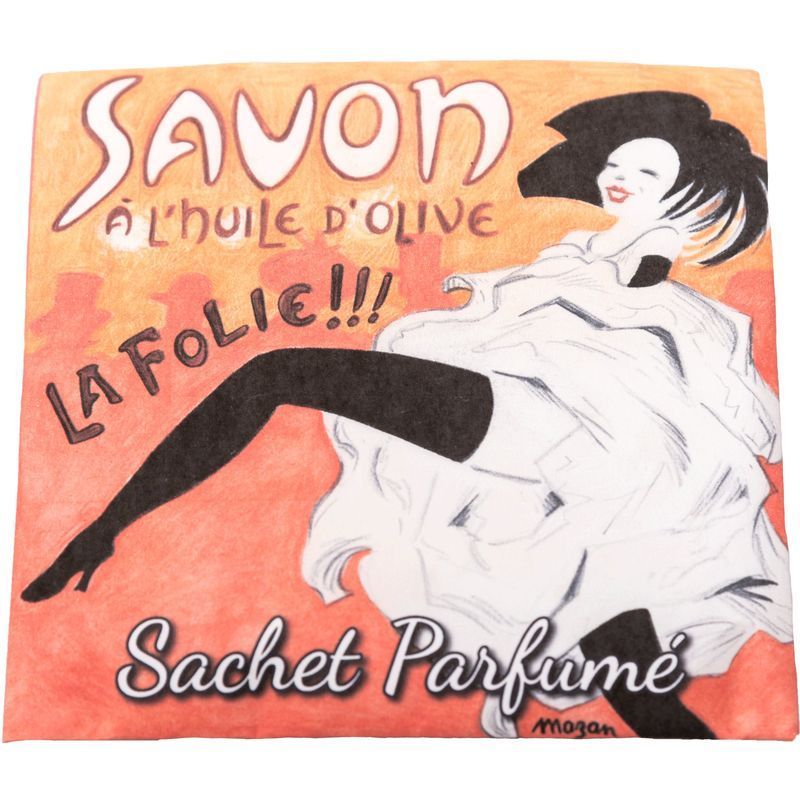 Reclameposter voor geurzakje. Vrouw in witte jurk en zwarte kousen. Tekst: Savon, à l'huile d'olive, La Folie!!!, Sachet Parfumé.