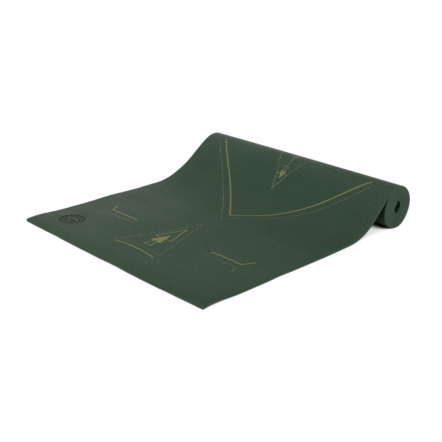 Groene yogamat, gedeeltelijk opgerold. Gouden geometrische patronen. Logo zichtbaar. Schuine weergave.