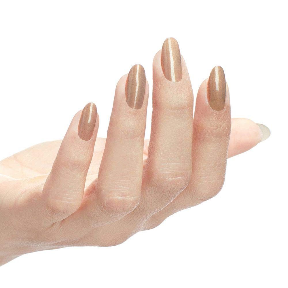 Main avec ongles vernis. Teinte beige dorée. Forme ovale.