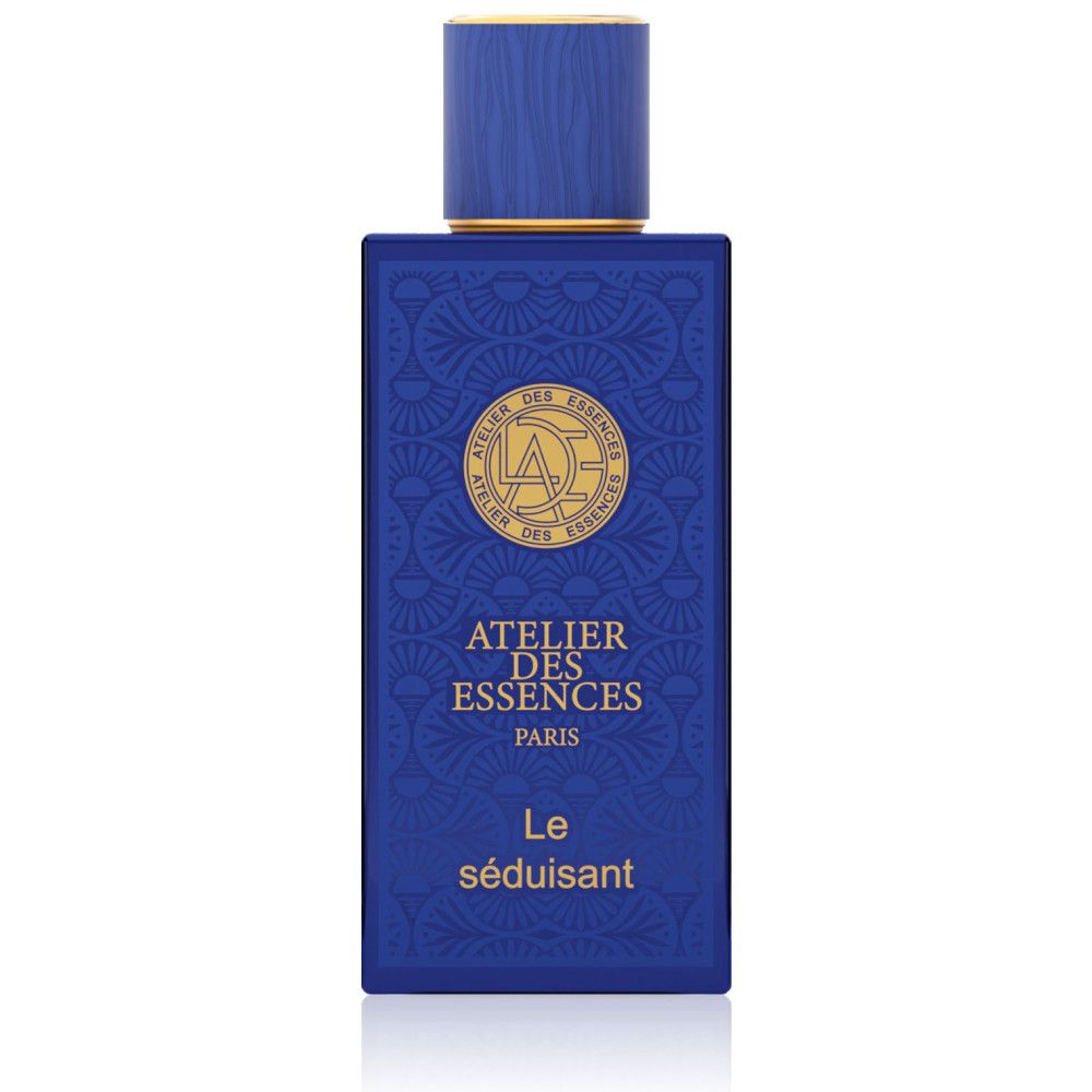 Flacon de parfum bleu avec bouchon doré. Inscription: Atelier des Essences Paris, Le séduisant.