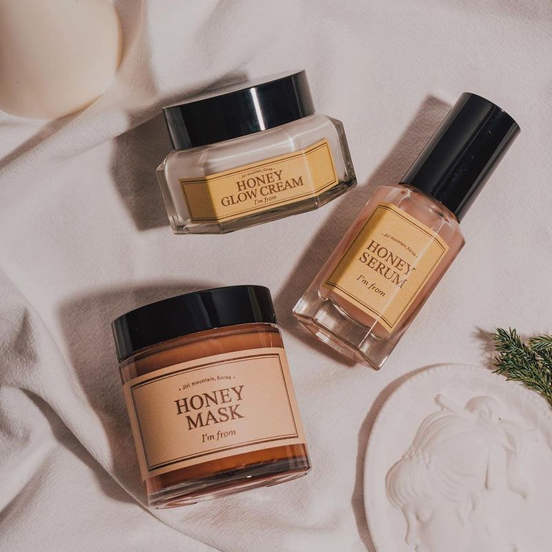 Pot de crème, flacon de sérum, masque au miel. Inscription: HONEY GLOW CREAM, HONEY SERUM, HONEY MASK, I'm from. Étiquettes jaunes.