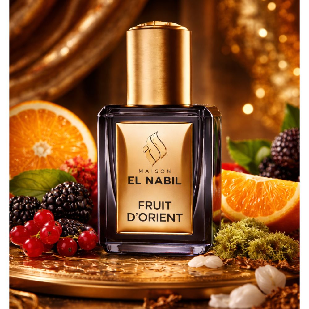 Flacon en verre foncé avec bouchon doré. Étiquette dorée avec texte "MAISON EL NABIL FRUIT D'ORIENT". Entouré de fruits.