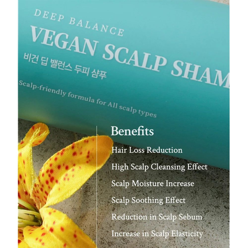 Turquoise fles met tekst: DEEP BALANCE, VEGAN SCALP SHAMPOO. Voordelen: Haaruitval vermindering, reiniging, hydratatie, kalmerend.