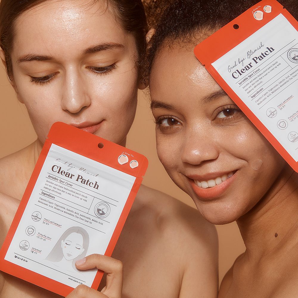 Twee vrouwen houden rode verpakkingen met productinfo vast. Opschrift: Good bye Blemish Clear Patch.