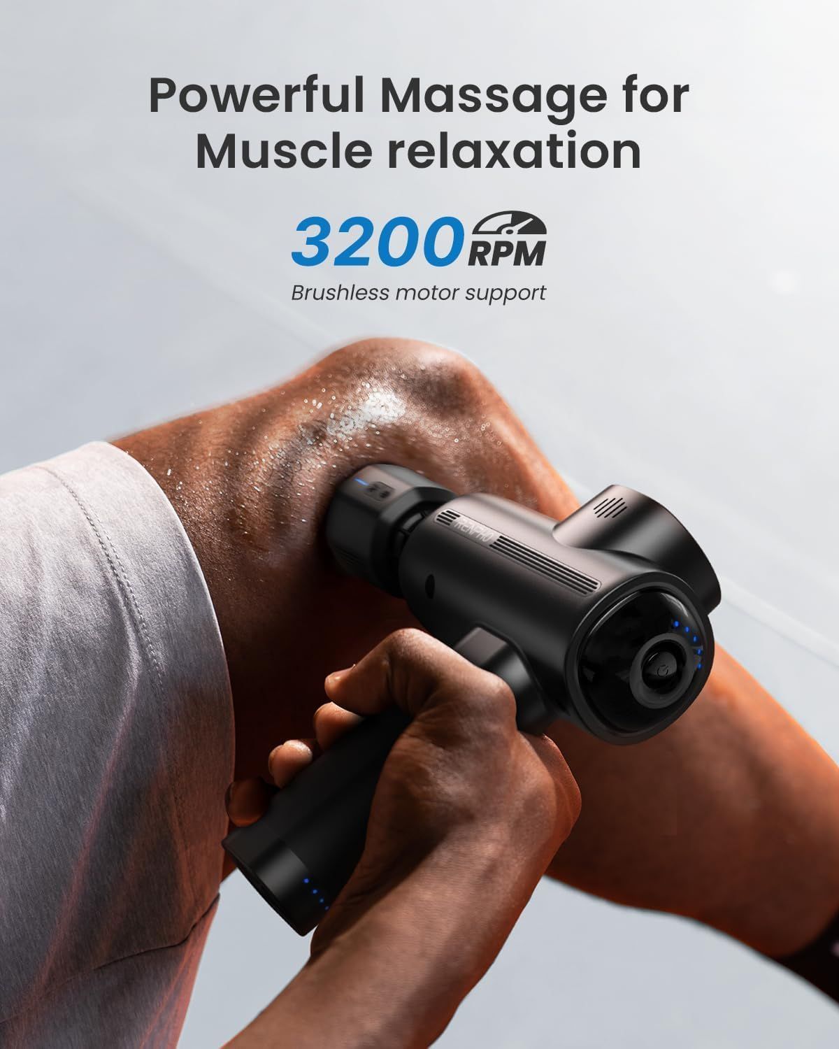 Zwart massageapparaat masseert knie. Tekst: 3200 RPM, borstelloze motorondersteuning.
