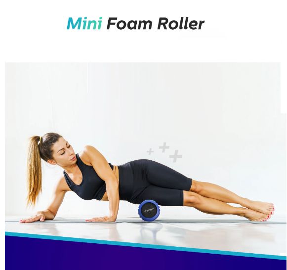Femme allongée sur un tapis, utilisant un mini rouleau en mousse bleu. Nom du produit 'Mini Foam Roller' en haut.