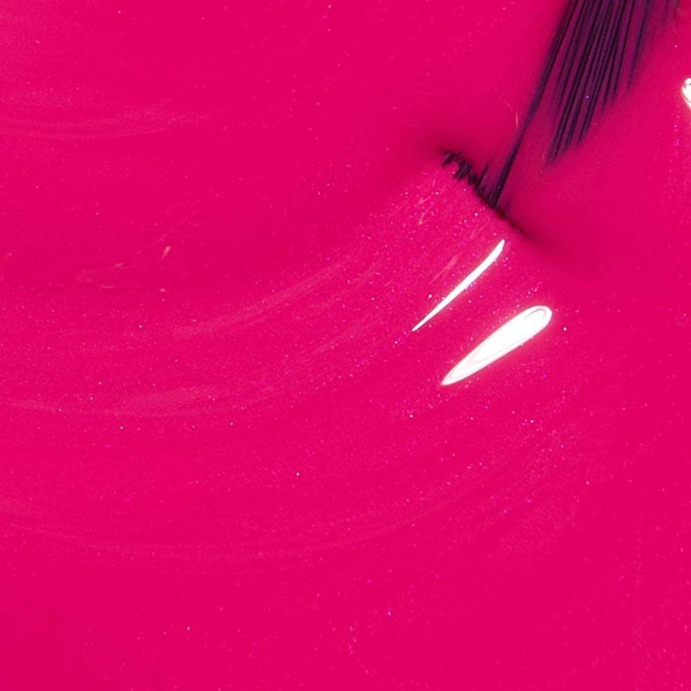 Roze nagellak. Kwastje in de lak. Glanzende textuur.