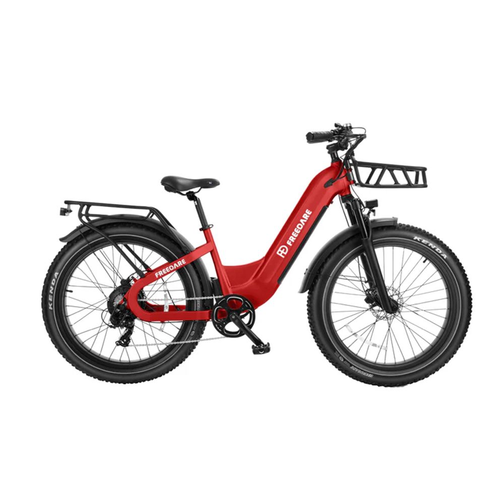 Vélo électrique rouge avec panier avant. Marque FREEDARE. Pneus noirs, porte-bagages.