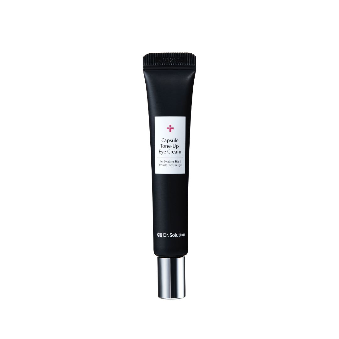 Tube noire avec bouchon argenté. Inscription: Capsule Tone-Up Eye Cream. Produit pour le contour des yeux.
