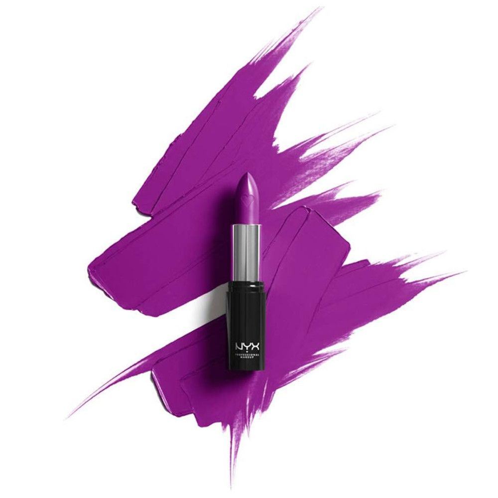 Rouge à lèvres violet sur une tache de couleur violette. Le tube noir porte le logo "NYX PROFESSIONAL MAKEUP".