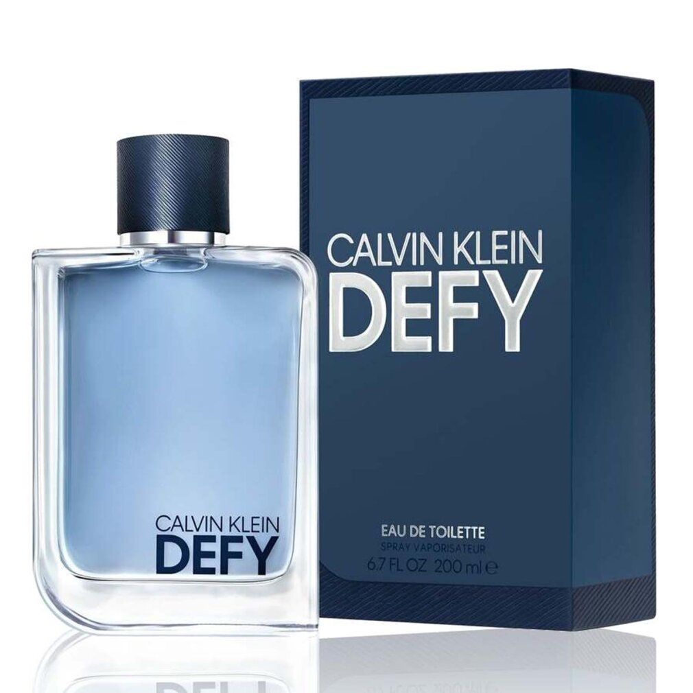 Flacon et emballage Calvin Klein Defy Eau de Toilette. Flacon rectangulaire, liquide bleu, emballage bleu avec texte.