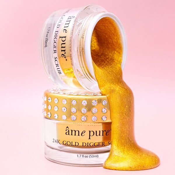 Un pot de gommage 24K Gold Digger, le contenu doré s'écoule.
