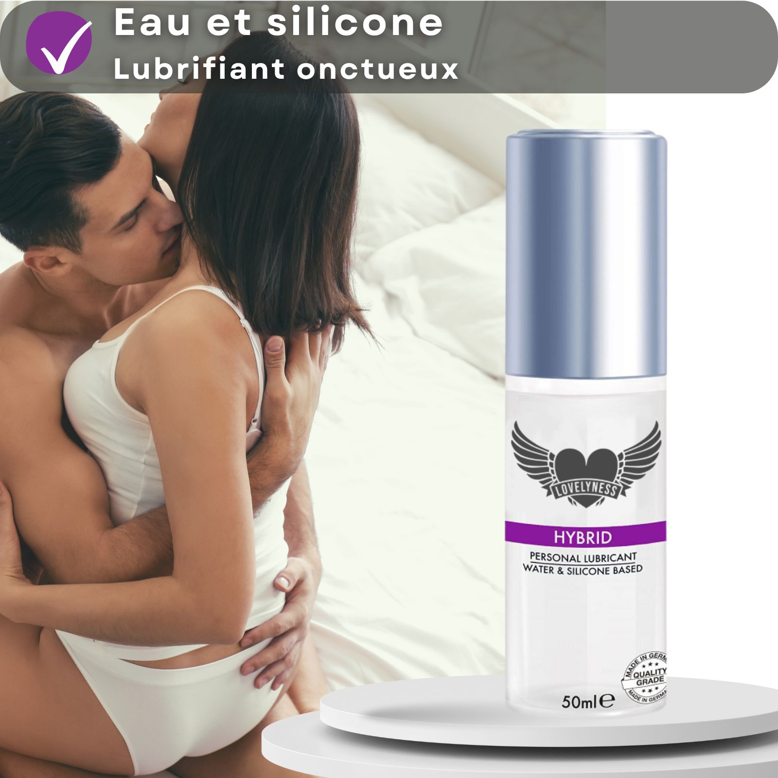 Flacon de lubrifiant avec texte et logo. Fond: couple, étreinte. Texte: Eau et silicone, lubrifiant onctueux.